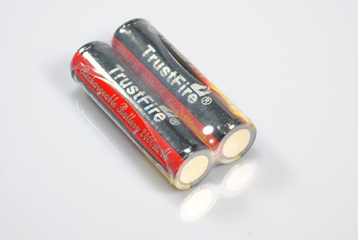 TrustFire 18650 2400mAh Li-ion genopladeligt batteri Langvarig sikker strøm til lommelygter og spil