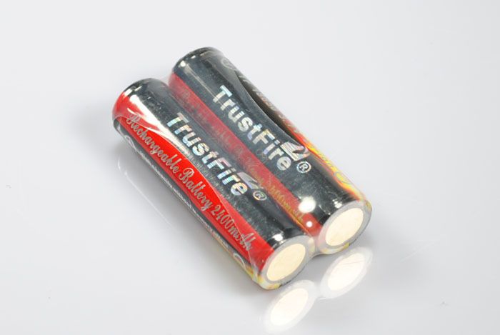 TrustFire 18650 2400mAh Li-ion genopladeligt batteri Langvarig sikker strøm til lommelygter og spil