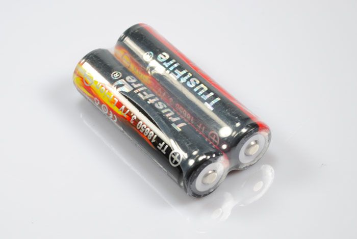 TrustFire 18650 2400mAh Li-ion genopladeligt batteri Langvarig sikker strøm til lommelygter og spil